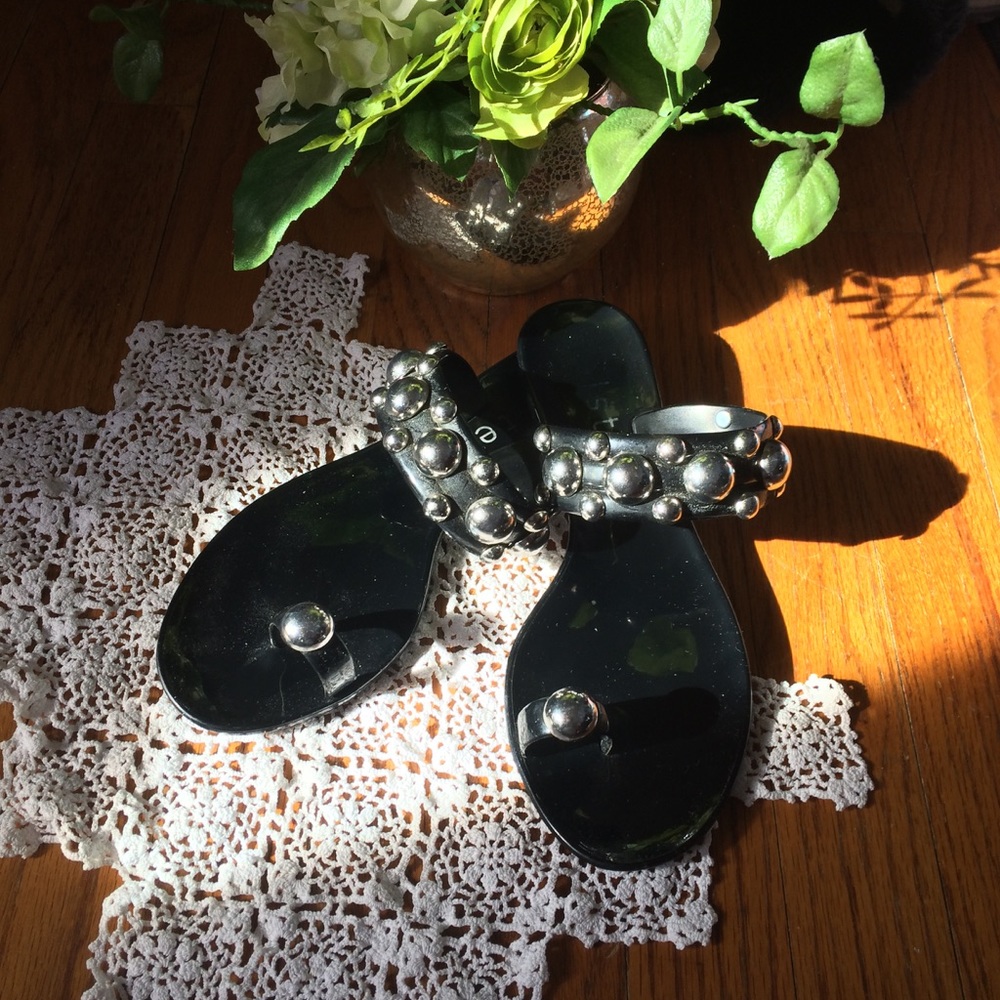 ❤️💥🎡 Fun @ Unique Sandals w Silver detail. - Picture 3 of 8
